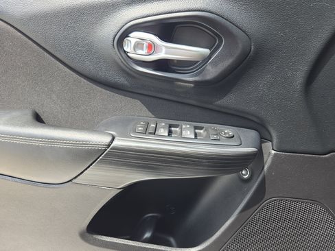 Used 2016 Jeep Cherokee Latitude w/ Comfort/Convenience Group AWD/4WD image 25