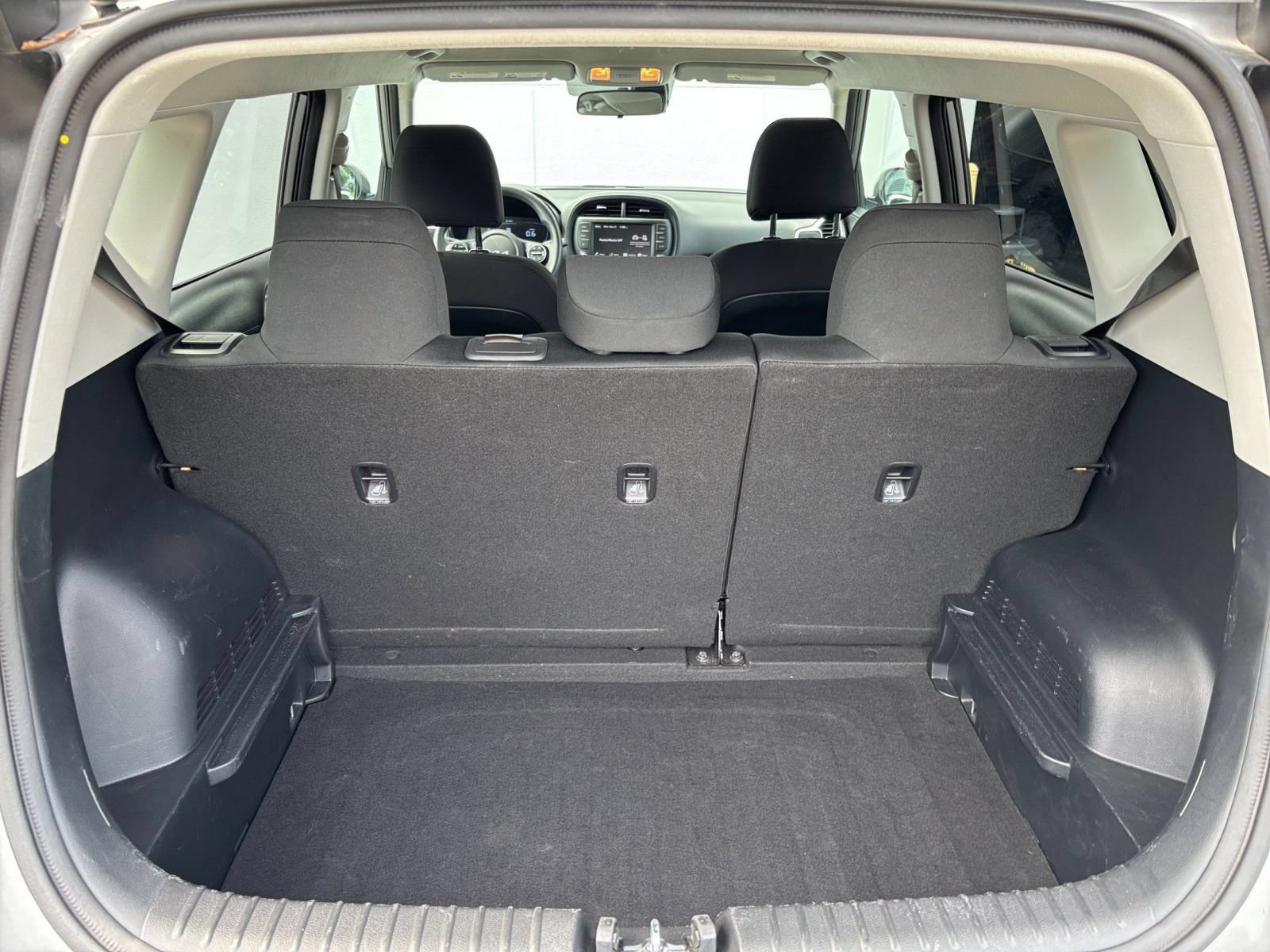 Used 2025 Kia Soul LX w/ LX Technology Package FWD image 28