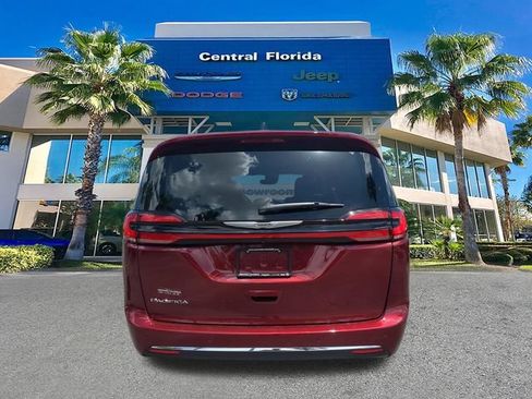 Used 2023 Chrysler Pacifica Touring-L FWD image 6