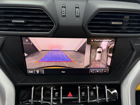 Used 2019 Lamborghini Urus AWD/4WD image 17