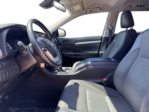 Used 2019 Toyota Highlander Plus FWD image 10