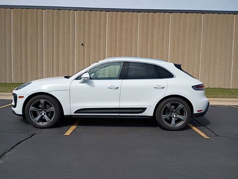 Certified 2023 Porsche Macan image 2
