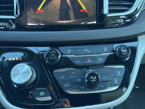 Used 2019 Chrysler Pacifica Touring-L w/ Premium Audio Group image 10