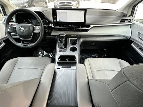 Certified 2025 Toyota Sienna XLE image 16