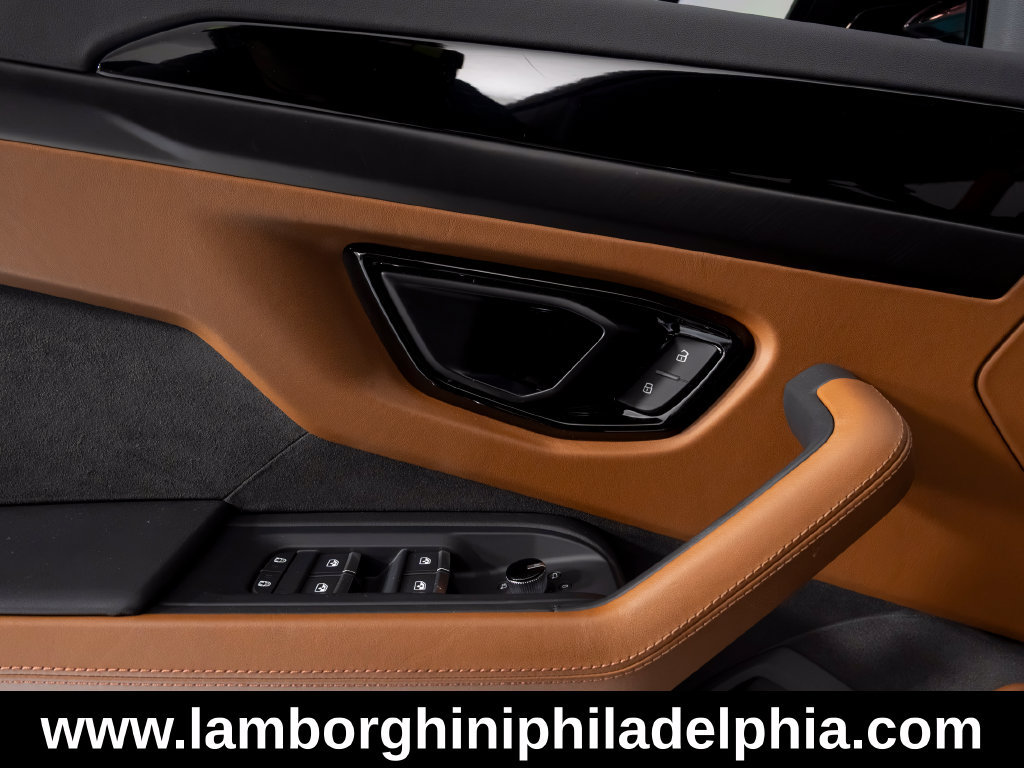 Used 2025 Lamborghini Urus SE AWD/4WD image 14