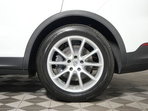 Certified 2024 Porsche Cayenne w/ Premium Package AWD/4WD image 14