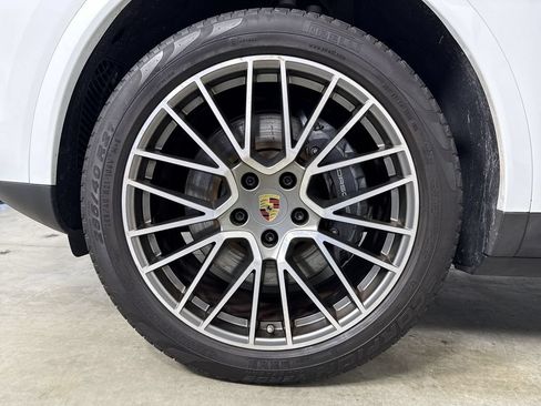 Certified 2023 Porsche Cayenne Platinum Edition AWD/4WD image 13