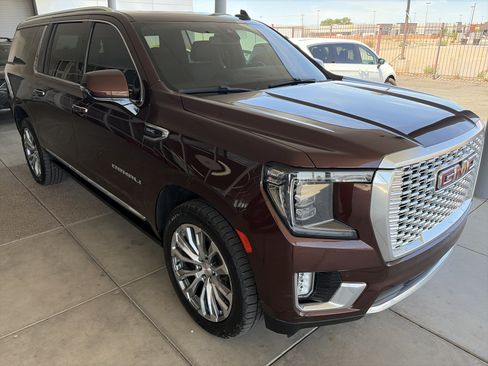 Used 2022 GMC Yukon XL Denali AWD/4WD image 3