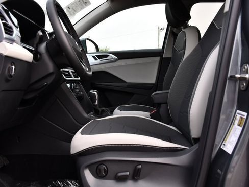 New 2025 Volkswagen Taos SE image 12