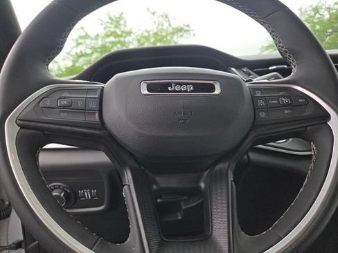Used 2024 Jeep Grand Cherokee Altitude AWD/4WD image 32