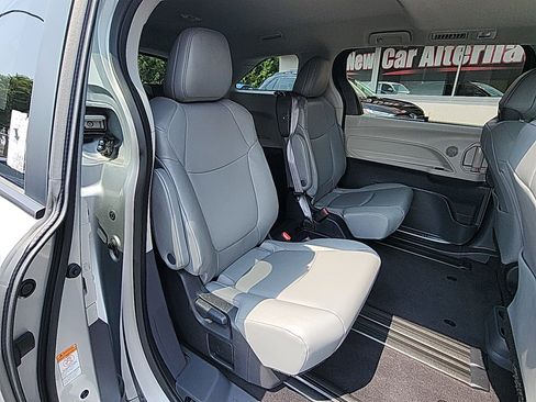 Certified 2023 Toyota Sienna XLE image 33