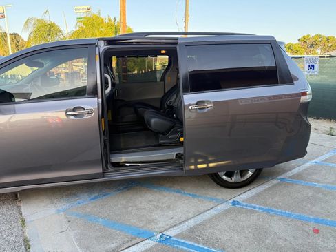 Used 2014 Toyota Sienna SE FWD image 16