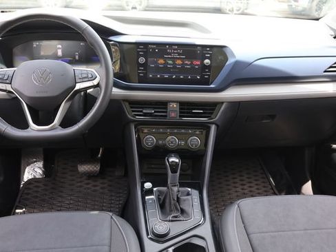 Certified 2024 Volkswagen Taos SE w/ Panoramic Sunroof Package AWD/4WD image 17