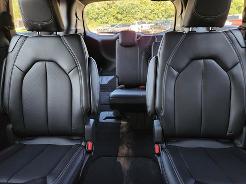 New 2026 Chrysler Pacifica Select FWD image 8