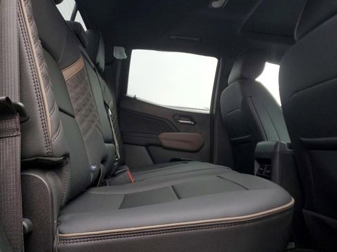 Used 2024 GMC Canyon Denali image 7