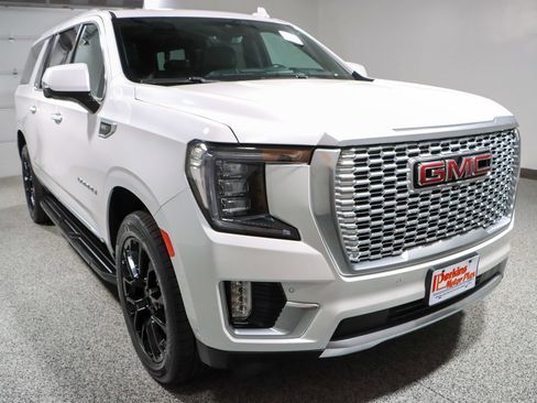 Used 2023 GMC Yukon XL Denali w/ Advanced Technology Package AWD/4WD image 5