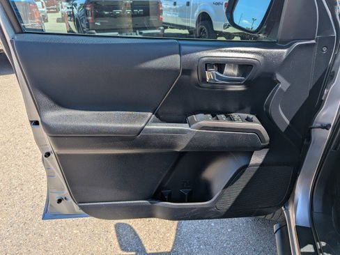 Used 2019 Toyota Tacoma TRD Sport AWD/4WD image 9