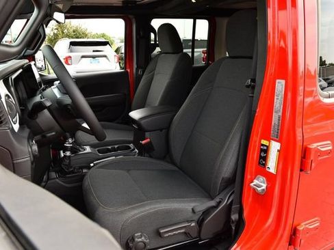 Used 2025 Jeep Wrangler Unlimited Sahara AWD/4WD image 19