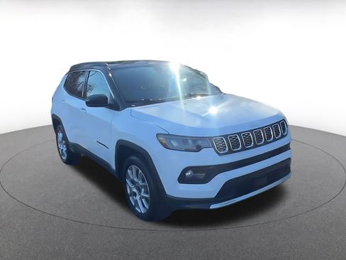 Used 2025 Jeep Compass Limited image 3