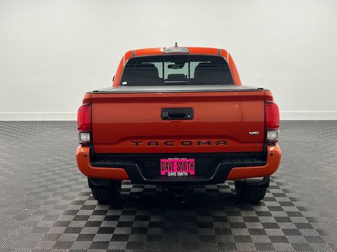 Used 2018 Toyota Tacoma TRD Off-Road image 9