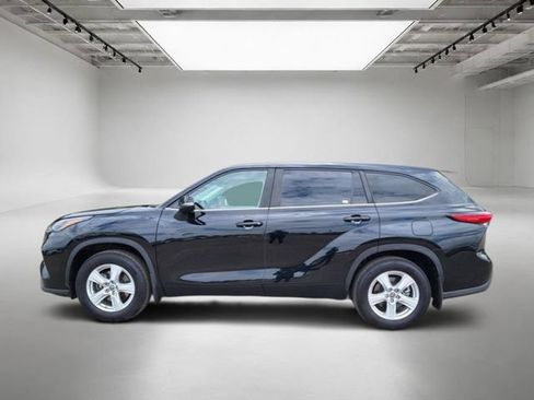 Used 2023 Toyota Highlander LE AWD/4WD image 2