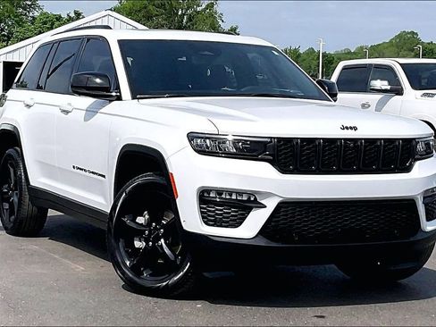 Used 2025 Jeep Grand Cherokee Limited w/ Luxury Tech Group II image 37