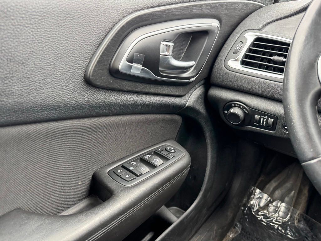 Used 2015 Chrysler 200 Limited w/ Convenience Group FWD image 31