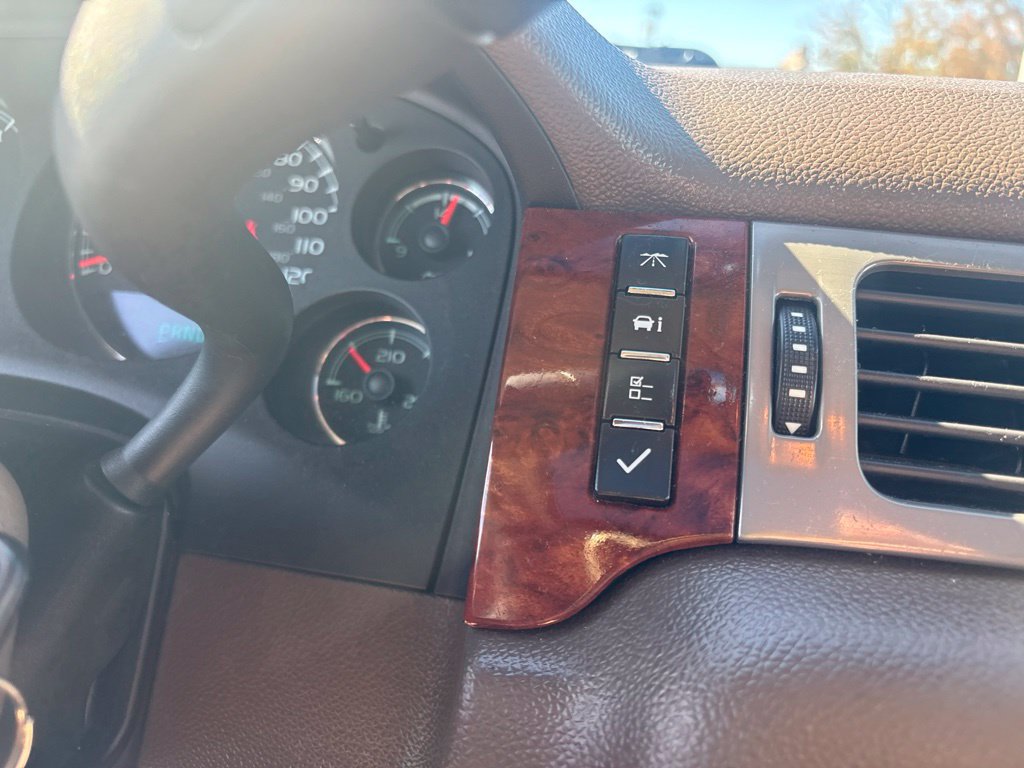 Used 2013 Chevrolet Avalanche LTZ AWD/4WD image 27