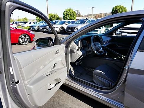 Used 2025 Hyundai Elantra Sport FWD image 34