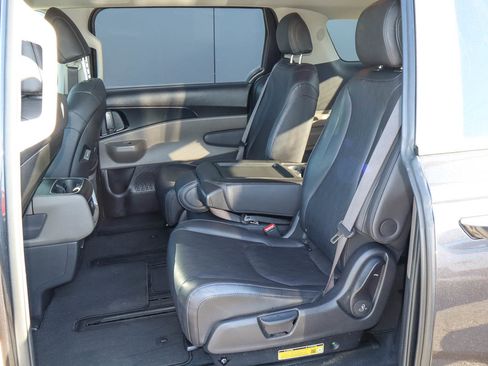 Used 2025 Kia Carnival FWD image 8
