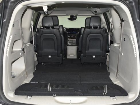 Used 2023 Chrysler Pacifica Touring-L image 29