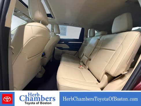 Used 2019 Toyota Highlander XLE AWD/4WD image 19
