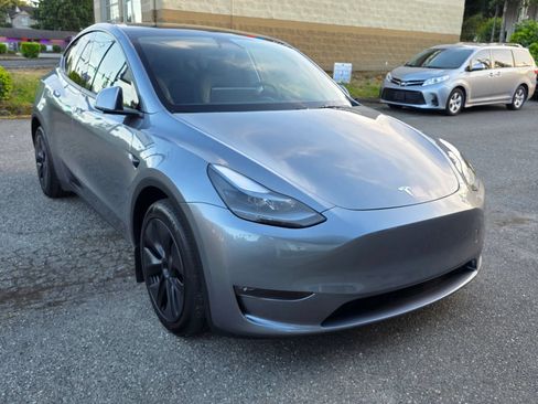 Used 2024 Tesla Model Y Long Range AWD/4WD image 3