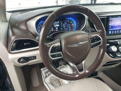 Used 2017 Chrysler Pacifica Touring-L image 16