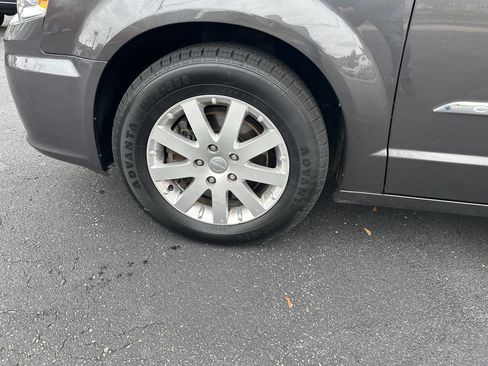 Used 2016 Chrysler Town & Country Touring w/ Driver Convenience Group image 3