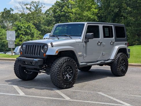 Used 2013 Jeep Wrangler Unlimited Sahara w/ Connectivity Group AWD/4WD image 5