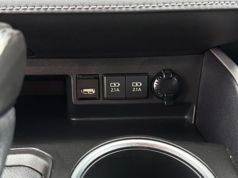 Used 2021 Toyota Highlander XLE AWD/4WD image 34