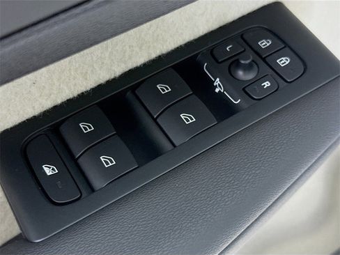 Certified 2026 Volvo XC40 B5 Plus w/ Protection Package Premier image 18