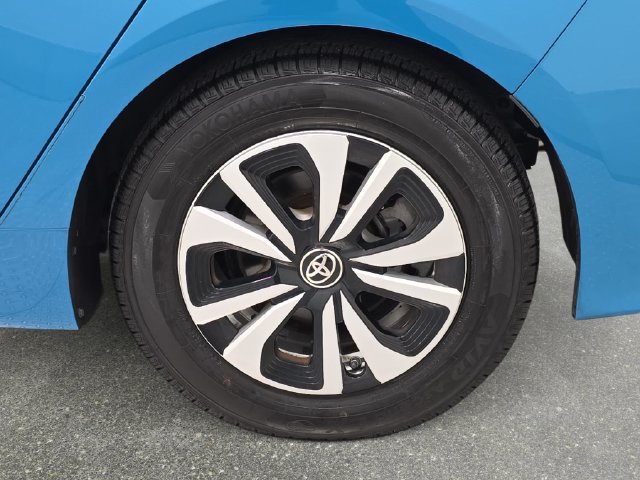Used 2017 Toyota Prius Prime Premium FWD image 31