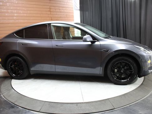 Used 2022 Tesla Model Y Long Range image 19