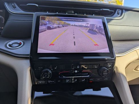 Used 2025 Jeep Grand Cherokee Limited image 30