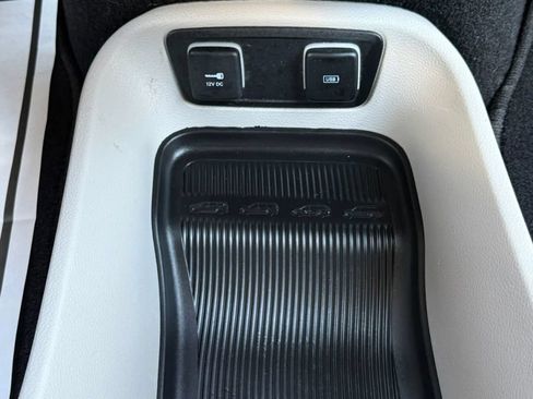 Used 2018 Chrysler Pacifica Touring-L FWD image 28