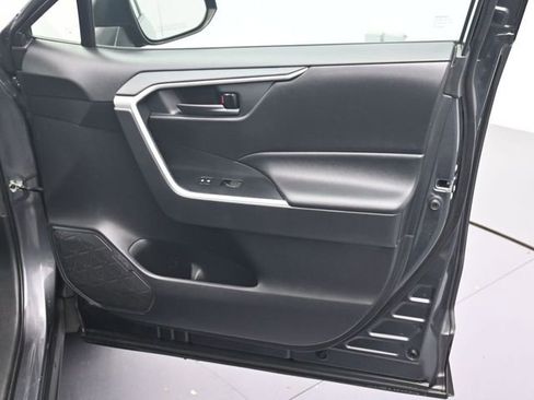 Used 2020 Toyota RAV4 LE image 29