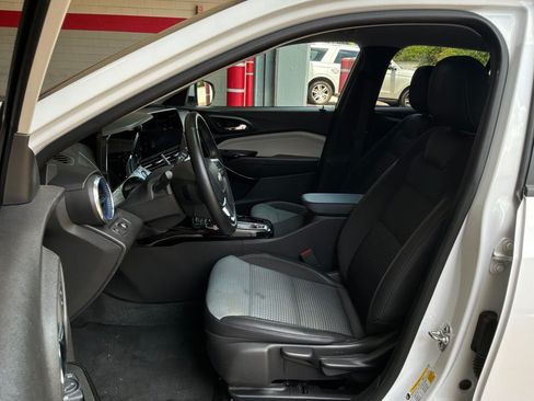 Used 2025 Chevrolet Trax LT w/ LT Convenience Package FWD image 10