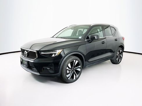 Used 2025 Volvo XC40 B5 Plus image 3