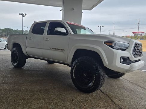 Used 2022 Toyota Tacoma TRD Sport w/ Technology Package image 6