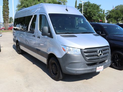 Used 2024 Mercedes-Benz Sprinter 2500 image 2