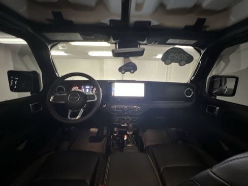 Used 2025 Jeep Wrangler Unlimited Sahara AWD/4WD image 20