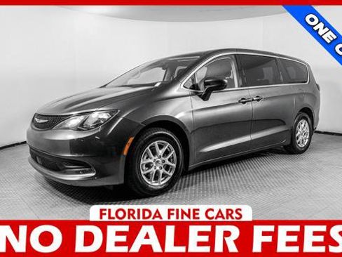 Used 2023 Chrysler Voyager LX FWD image 1