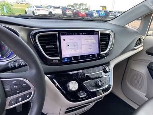 Used 2023 Chrysler Pacifica Touring-L FWD image 38